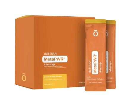 Product display of dōTERRA MetaPWR Advantage with Hydrolysed Collagen in Lemon-Orange flavour, featuring a box and two sachets on a white background.